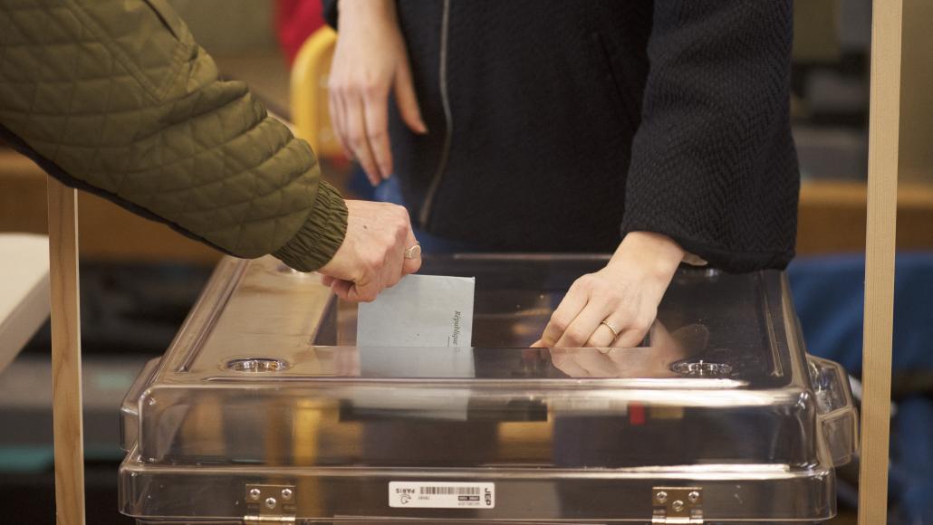Une personne vote