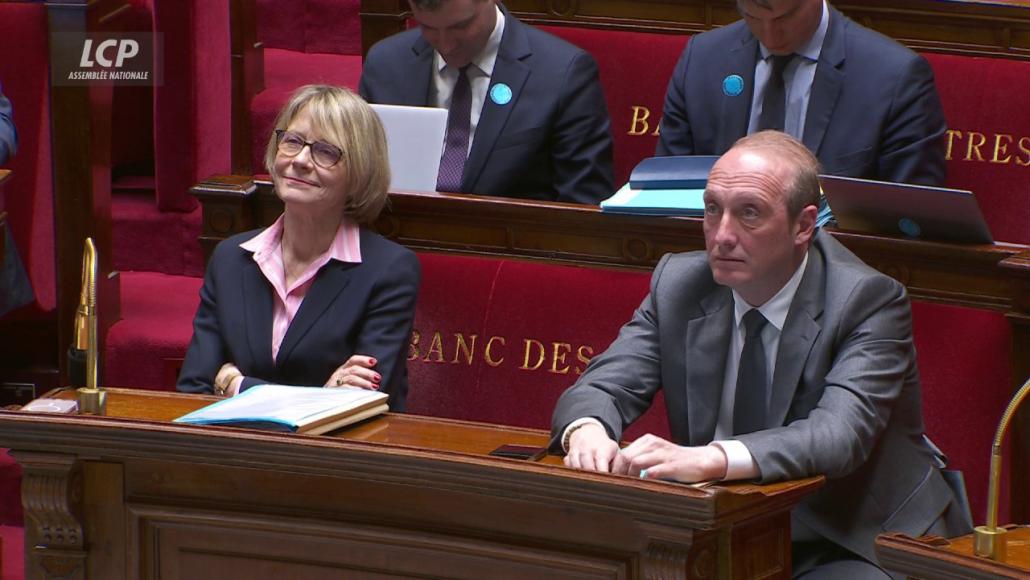 Les ministres Véronique Louwagie et Laurent Marcangeli dans l'hémicycle, le 9 avril 2025